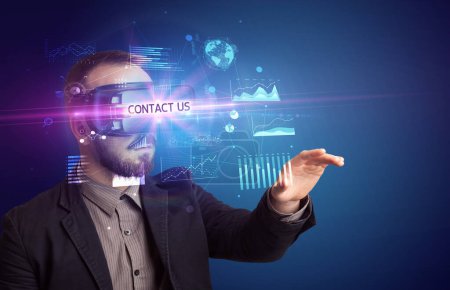 Téléchargez les photos : Homme d'affaires regardant à travers des lunettes de réalité virtuelle avec l'inscription CONTACTEZ-NOUS, nouveau concept d'entreprise - en image libre de droit
