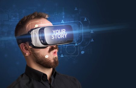 Téléchargez les photos : Homme d'affaires regardant à travers des lunettes de réalité virtuelle avec votre inscription d'histoire, concept de réseautage social - en image libre de droit