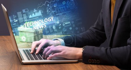 Foto de Empresario trabajando en laptop con inscripción TECNOLOGÍA NEWS, concepto de tecnología cibernética - Imagen libre de derechos