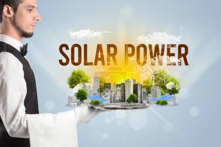 Foto de Camarero que sirve a la ciudad ecológica con inscripción SOLAR POWER, concepto de energía renovable - Imagen libre de derechos