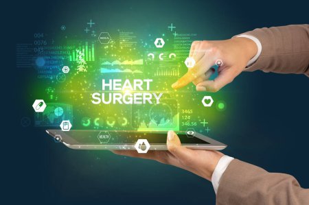 Foto de Primer plano de una pantalla táctil con inscripción de cirugía cardiaca, concepto médico - Imagen libre de derechos
