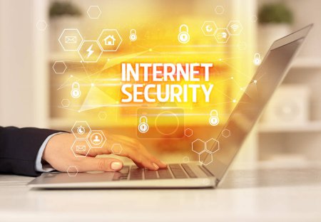 Téléchargez les photos : Inscription INTERNET SECURITY sur ordinateur portable, concept de sécurité Internet et de protection des données, blockchain et cybersécurité - en image libre de droit