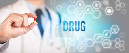 Téléchargez les photos : Gros plan d'un médecin vous donnant une pilule avec inscription DRUG, concept médical - en image libre de droit
