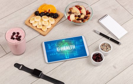 Téléchargez les photos : Concept E-SANTÉ en tablette avec fruits, vue de dessus - en image libre de droit