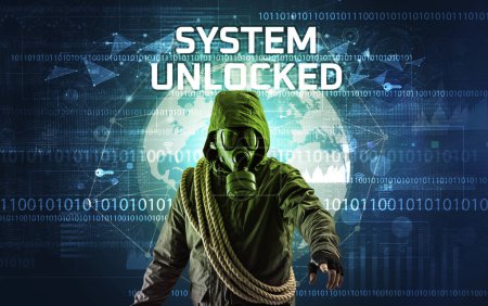 Foto de Hacker sin rostro en el trabajo con la inscripción SYSTEM UNLOCKED, Concepto de seguridad informática - Imagen libre de derechos