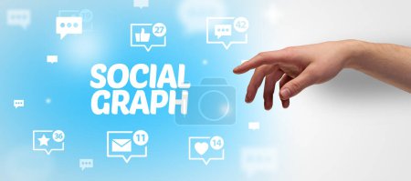 Téléchargez les photos : Gros plan de la main coupée pointant vers l'inscription SOCIAL GRAPH, concept de réseautage social - en image libre de droit