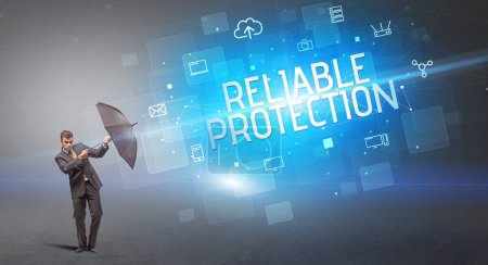 Téléchargez les photos : Homme d'affaires défendant avec parapluie contre les cyberattaques et l'inscription PROTECTION FIABLE, concept de sécurité en ligne - en image libre de droit