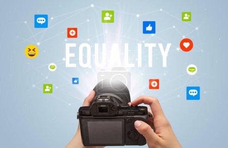 Foto de Uso de la cámara para capturar contenido de redes sociales con inscripción EQUALITY, concepto de contenido de redes sociales - Imagen libre de derechos