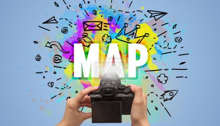 Téléchargez les photos : Gros plan d'un appareil photo numérique à main avec dessin abstrait et inscription MAP - en image libre de droit