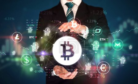 Téléchargez les photos : Homme d'affaires tenant Bitcoin symbole, concept d'investissement - en image libre de droit