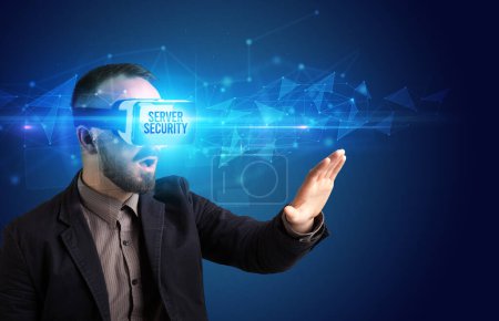 Foto de Hombre de negocios mirando a través de gafas de realidad virtual con inscripción SERVER SECURITY, concepto de seguridad cibernética - Imagen libre de derechos