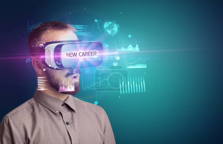 Foto de Hombre de negocios mirando a través de gafas de realidad virtual con inscripción NEW CAREER, nuevo concepto de negocio - Imagen libre de derechos