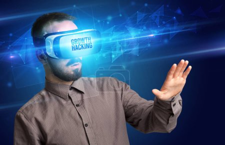 Foto de Hombre de negocios mirando a través de gafas de realidad virtual con inscripción CRECIMIENTO HACKING, concepto de seguridad cibernética - Imagen libre de derechos