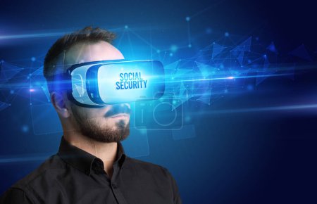 Téléchargez les photos : Homme d'affaires regardant à travers des lunettes de réalité virtuelle avec inscription SÉCURITÉ SOCIALE, concept de cybersécurité - en image libre de droit