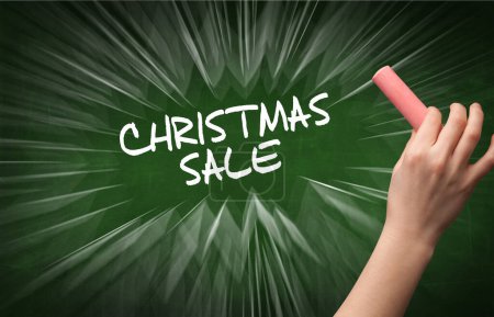 Téléchargez les photos : Dessin à la main inscription CHRISTMAS SALE avec craie blanche sur tableau noir, concept de shopping en ligne - en image libre de droit