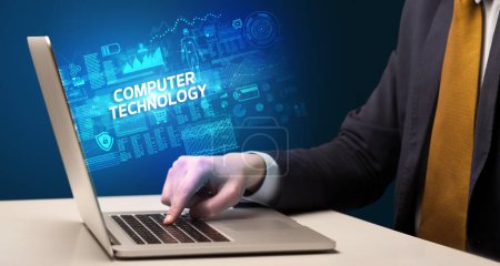 Foto de Empresario trabajando en laptop con inscripción TECNOLOGÍA COMPUTADORA, concepto de tecnología cibernética - Imagen libre de derechos