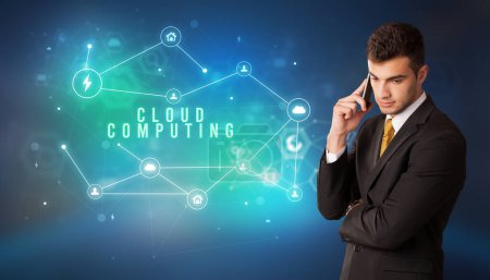 Téléchargez les photos : Homme d'affaires devant les icônes du cloud avec inscription CLOUD COMPUTING, concept de technologie moderne - en image libre de droit