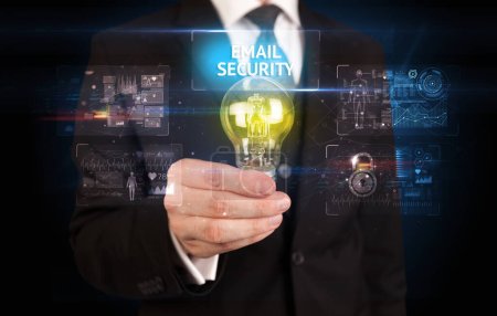 Foto de Empresario sosteniendo bombilla con inscripción EMAIL SECURITY, concepto de idea de seguridad en línea - Imagen libre de derechos