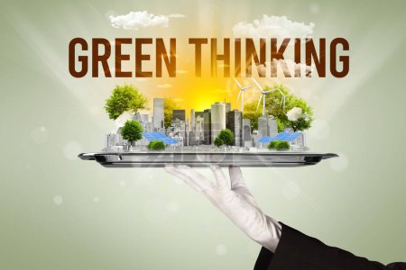 Foto de Camarero sirviendo eco ciudad con inscripción GREEN THINKING, concepto de energía renovable - Imagen libre de derechos