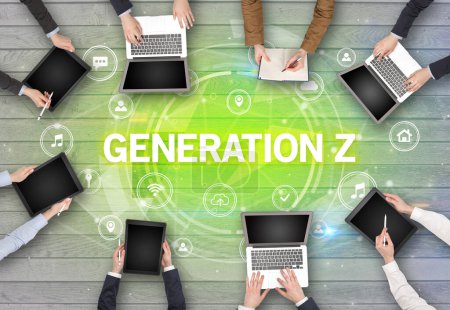 Téléchargez les photos : Groupe de personnes en réunion avec GENERATION Z insciption, concept de réseautage social - en image libre de droit