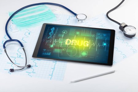 Foto de Tablet PC y material médico con inscripción DRUG, concepto de prevención - Imagen libre de derechos