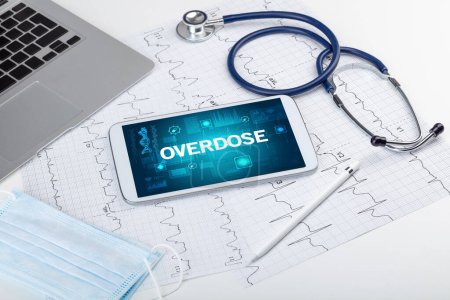Foto de Tablet PC y material médico con inscripción OVERDOSE, concepto de prevención - Imagen libre de derechos