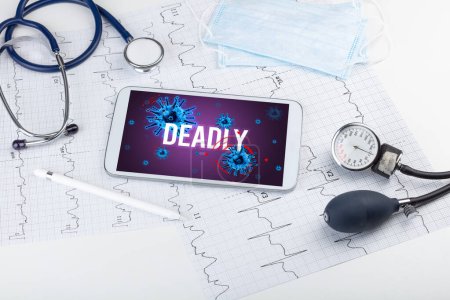 Foto de Tablet PC y herramientas médicas en superficie blanca con inscripción DEADLY, concepto pandémico - Imagen libre de derechos
