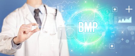 Téléchargez les photos : Gros plan d'un médecin vous donnant une pilule avec abréviation BMP, concept de virologie - en image libre de droit