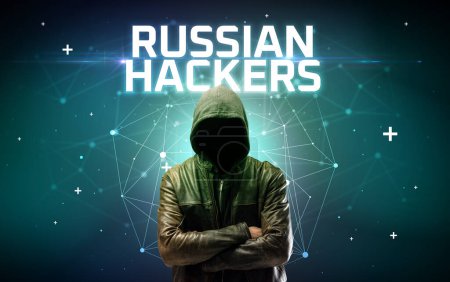 Téléchargez les photos : Mystérieux hacker avec inscription RUSSIAN HACKERS, inscription de concept d'attaque en ligne, concept de sécurité en ligne - en image libre de droit