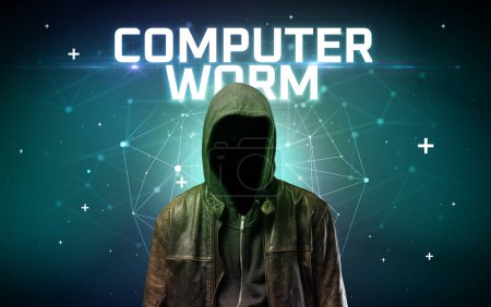 Téléchargez les photos : Mystérieux hacker avec inscription COMPUTER WORM, inscription de concept d'attaque en ligne, concept de sécurité en ligne - en image libre de droit