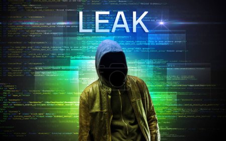 Téléchargez les photos : Hacker sans visage avec inscription LEAK sur un fond de code binaire - en image libre de droit