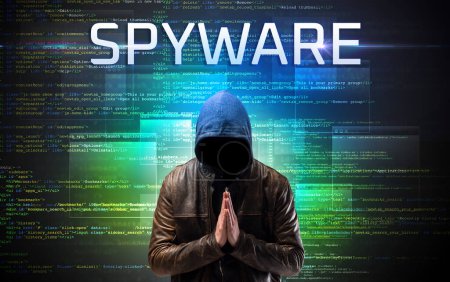 Foto de Hacker sin rostro con la inscripción SPYWARE en un fondo de código binario - Imagen libre de derechos