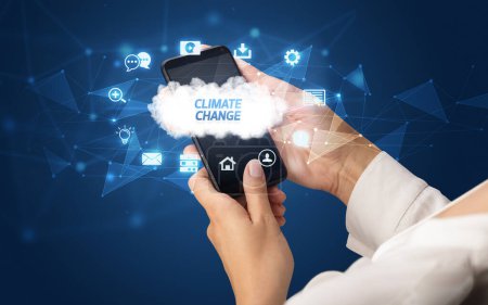 Téléchargez les photos : Smartphone portable féminin avec inscription CLIMATE CHANGE, concept de technologie cloud - en image libre de droit