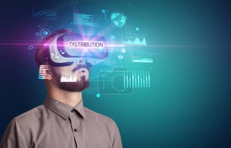 Téléchargez les photos : Homme d'affaires regardant à travers des lunettes de réalité virtuelle avec inscription DISTRIBUTION, nouveau concept d'entreprise - en image libre de droit