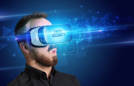 Téléchargez les photos : Homme d'affaires regardant à travers des lunettes de réalité virtuelle avec inscription EMAIL SECURITY, concept de cybersécurité - en image libre de droit