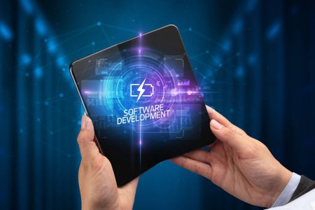 Foto de Empresario sosteniendo un smartphone plegable con inscripción DATA SCIENCE, concepto de nueva tecnología SOFTWARE DESARROLLO - Imagen libre de derechos