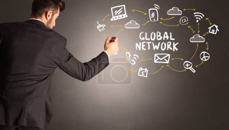 Foto de Hombre de negocios dibujando iconos de redes sociales con inscripción GLOBAL NETWORK, nuevo concepto de medios - Imagen libre de derechos