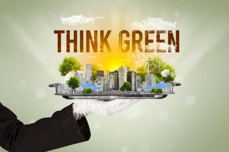 Foto de Camarero sirviendo eco ciudad con inscripción THINK GREEN, concepto de energía renovable - Imagen libre de derechos