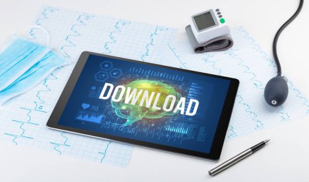 Foto de Tablet PC y herramientas médicas con inscripción DESCARGAR, concepto de distanciamiento social - Imagen libre de derechos