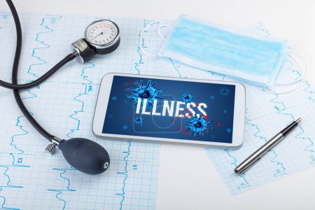 Foto de Tablet PC y herramientas médicas en superficie blanca con inscripción ILLNESS, concepto pandémico - Imagen libre de derechos