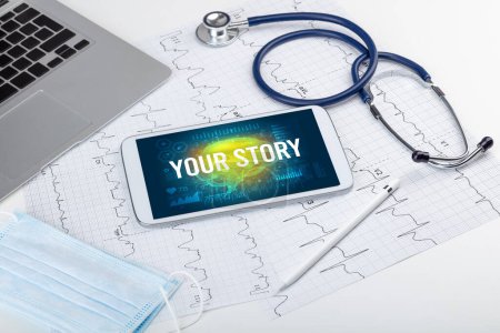 Foto de Tablet PC y herramientas médicas con SU HISTORIA inscripción, concepto de distanciamiento social - Imagen libre de derechos