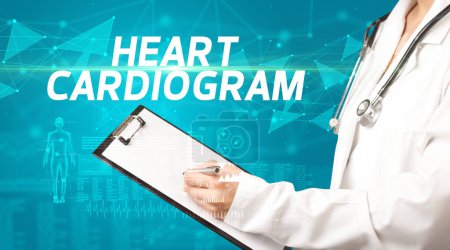 Téléchargez les photos : Médecin écrit des notes sur le presse-papiers avec inscription HEART CARDIOGRAM, concept de diagnostic médical - en image libre de droit