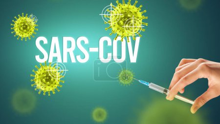 Foto de Vista de cerca de los médicos entregan una jeringa de sujeción de guante blanco con inscripción SARS-CoV, concepto de antídoto coronavirus - Imagen libre de derechos