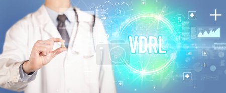 Téléchargez les photos : Gros plan d'un médecin vous donnant une pilule avec abréviation VDRL, concept de virologie - en image libre de droit