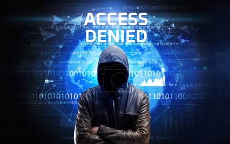 Téléchargez les photos : Hacker sans visage au travail avec l'inscription ACCESS REFUSÉ, Concept de sécurité informatique - en image libre de droit