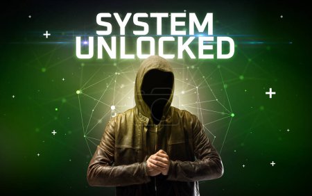 Foto de Misterioso hacker con la inscripción SYSTEM UNLOCKED, inscripción concepto de ataque en línea, concepto de seguridad en línea - Imagen libre de derechos