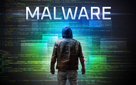 Téléchargez les photos : Hacker sans visage avec inscription MALWARE sur un fond de code binaire - en image libre de droit