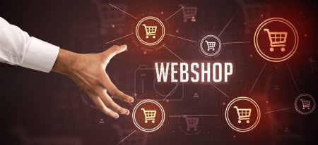 Foto de Primer plano de la mano recortada apuntando a la inscripción WEBSHOP, concepto de compras en línea - Imagen libre de derechos