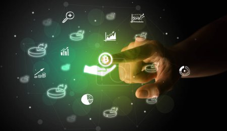 Foto de Hombre de negocios dedo tocando en la pantalla interfaz multimedia con dibujado a mano dando iconos bitcoin concepto futurista - Imagen libre de derechos
