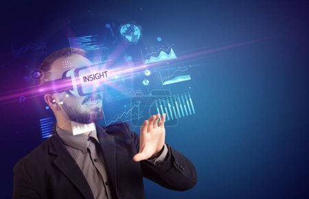Téléchargez les photos : Homme d'affaires regardant à travers des lunettes de réalité virtuelle avec inscription INSIGHT, nouveau concept d'entreprise - en image libre de droit